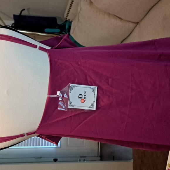 NWT VNECK MIDI DRESS - Picture 6 of 9